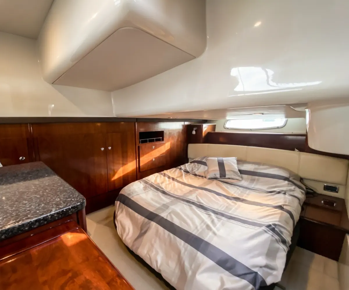 VIP cabin with twin berths and porthole ocean view